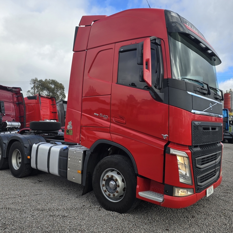 VOLVO - FH - 2020/2020 - Vermelha - Sob Consulta