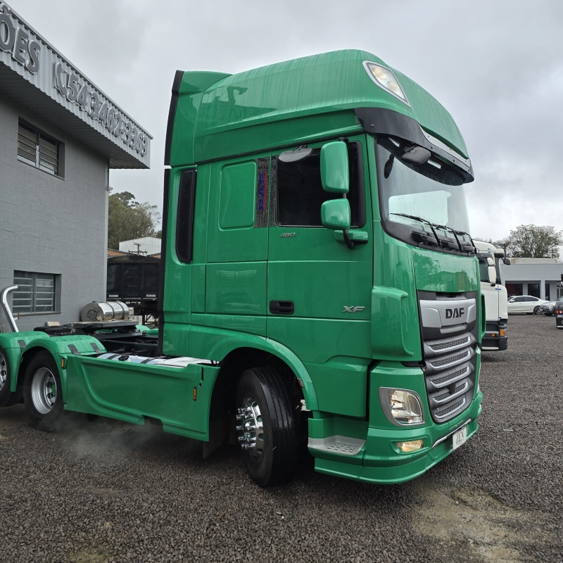 DAF - XF - 2023/2023 - Verde - Sob Consulta