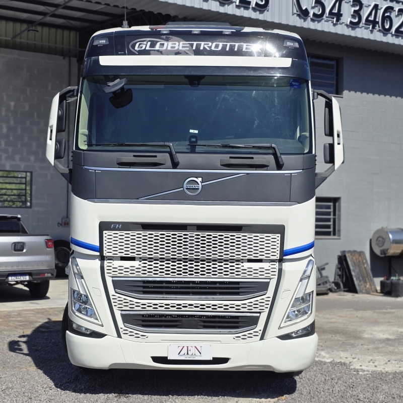 VOLVO - FH - 2022/2022 - Branca - Sob Consulta