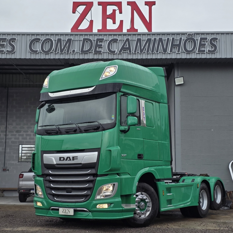 DAF - XF - 2023/2023 - Verde - Sob Consulta